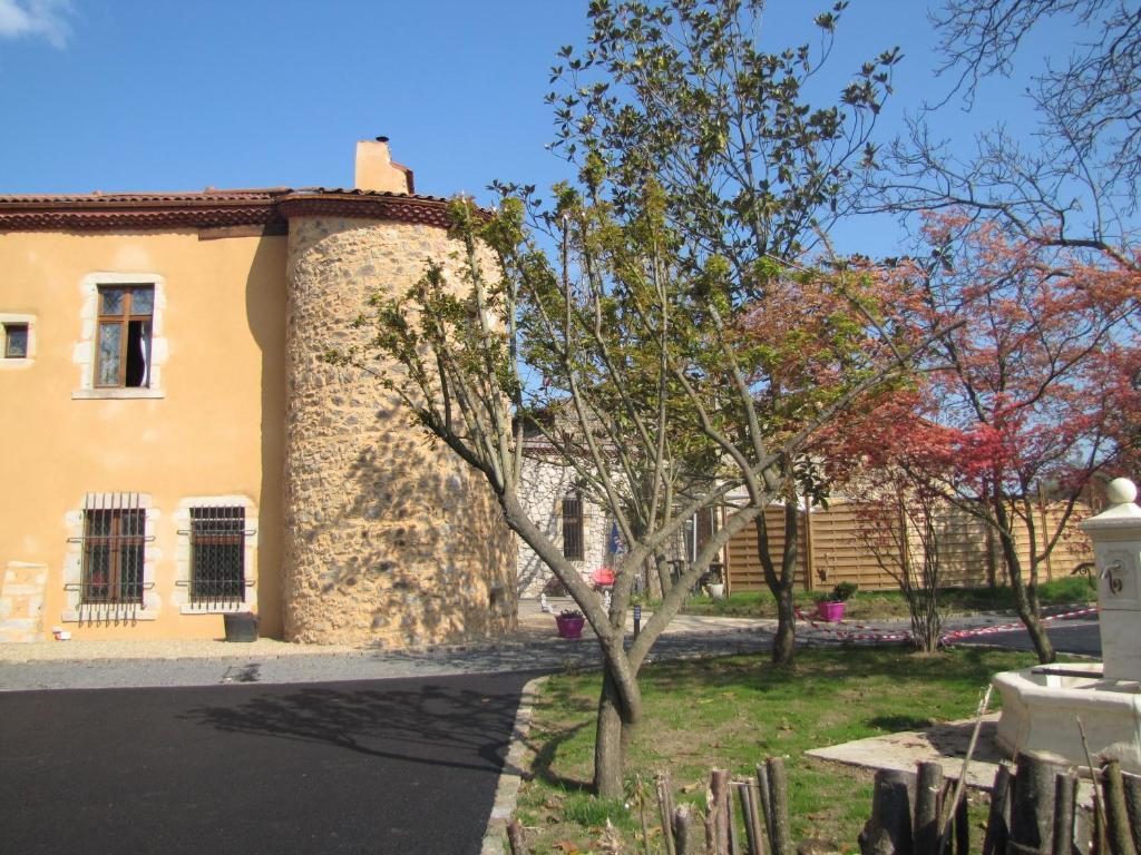 Chateau Des Aiguilles Saint-Remy-de-Chargnat Exterior photo